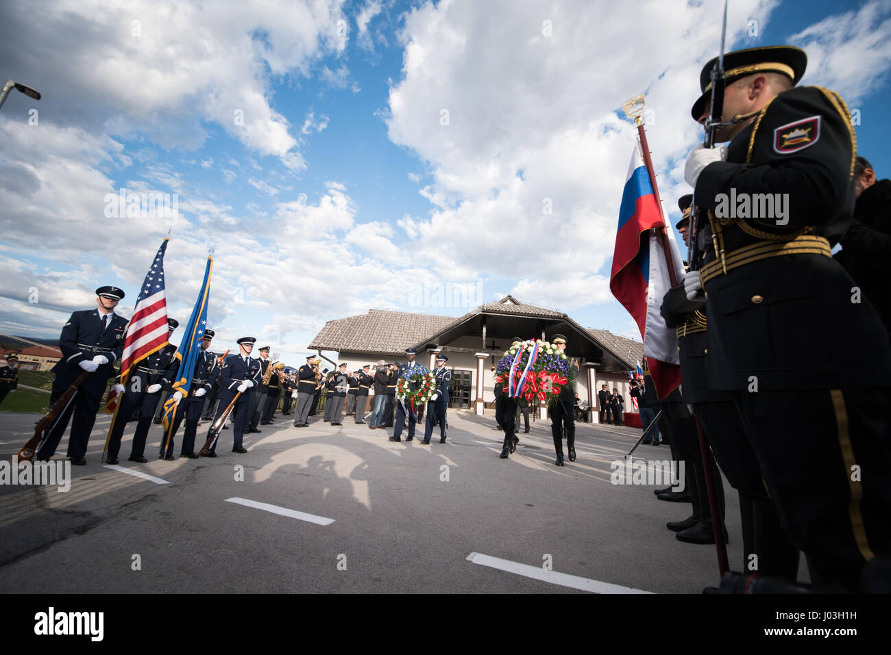 Sloveno e American Guardia d'onore alla cerimonia per i caduti noi aereo da combattimento della Seconda Guerra Mondiale al Andraz nad Polzelo, Slovenia il 8 aprile 2017. (Foto: Rok Rakun/Pacific Stampa) Foto Stock