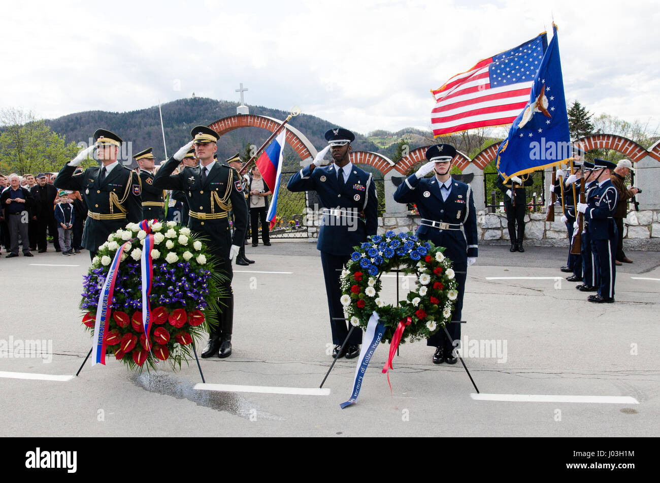 Sloveno e American Guardia d'onore alla cerimonia per i caduti noi aereo da combattimento della Seconda Guerra Mondiale al Andraz nad Polzelo, Slovenia il 8 aprile 2017. (Foto: Rok Rakun/Pacific Stampa) Foto Stock