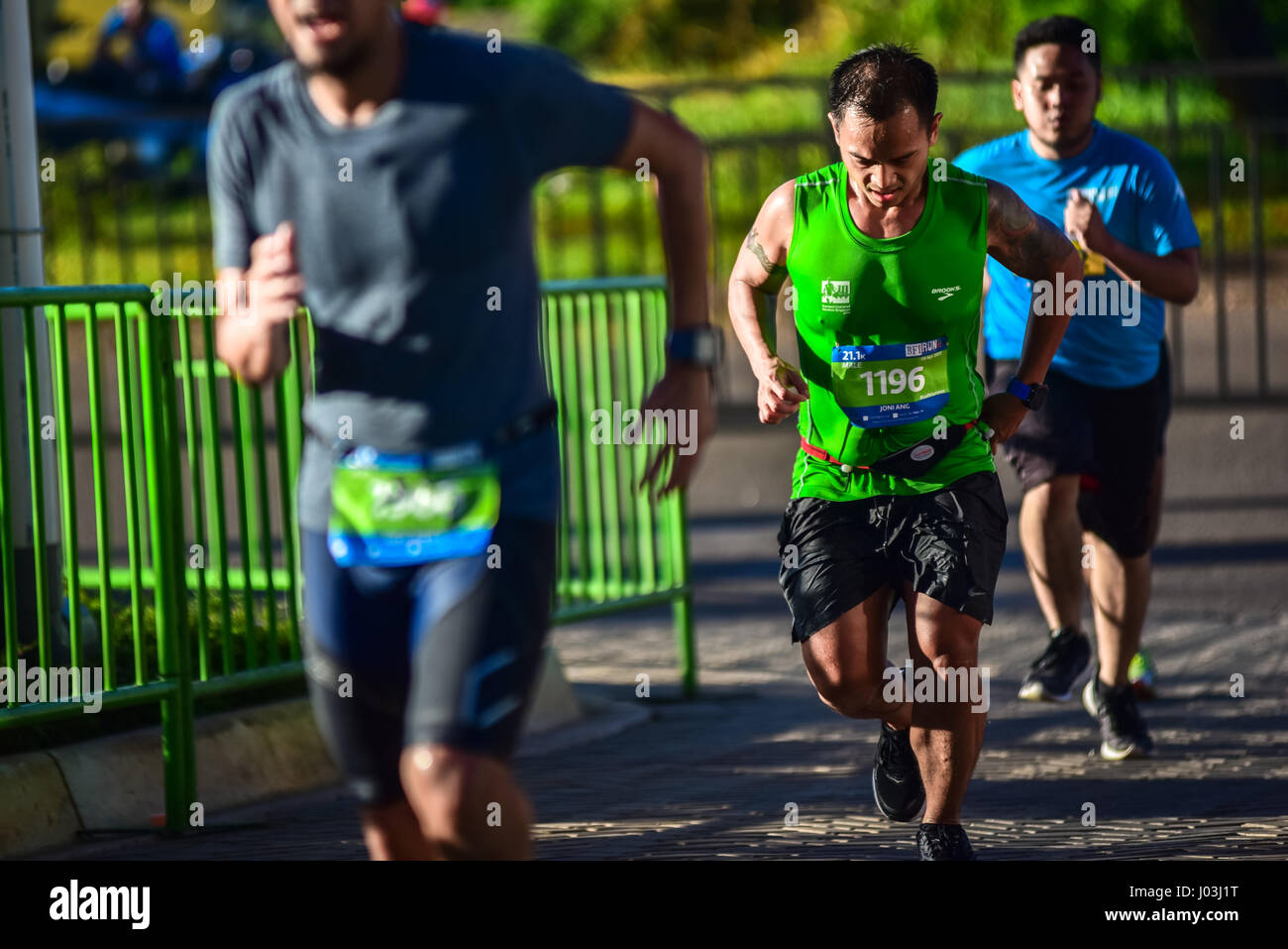 Gli uomini sprint per raggiungere il traguardo della mezza maratona (21,5 K) durante il 2017 BFI eseguire nella città di BSD, Sud Tangerang, Indonesia. Foto Stock