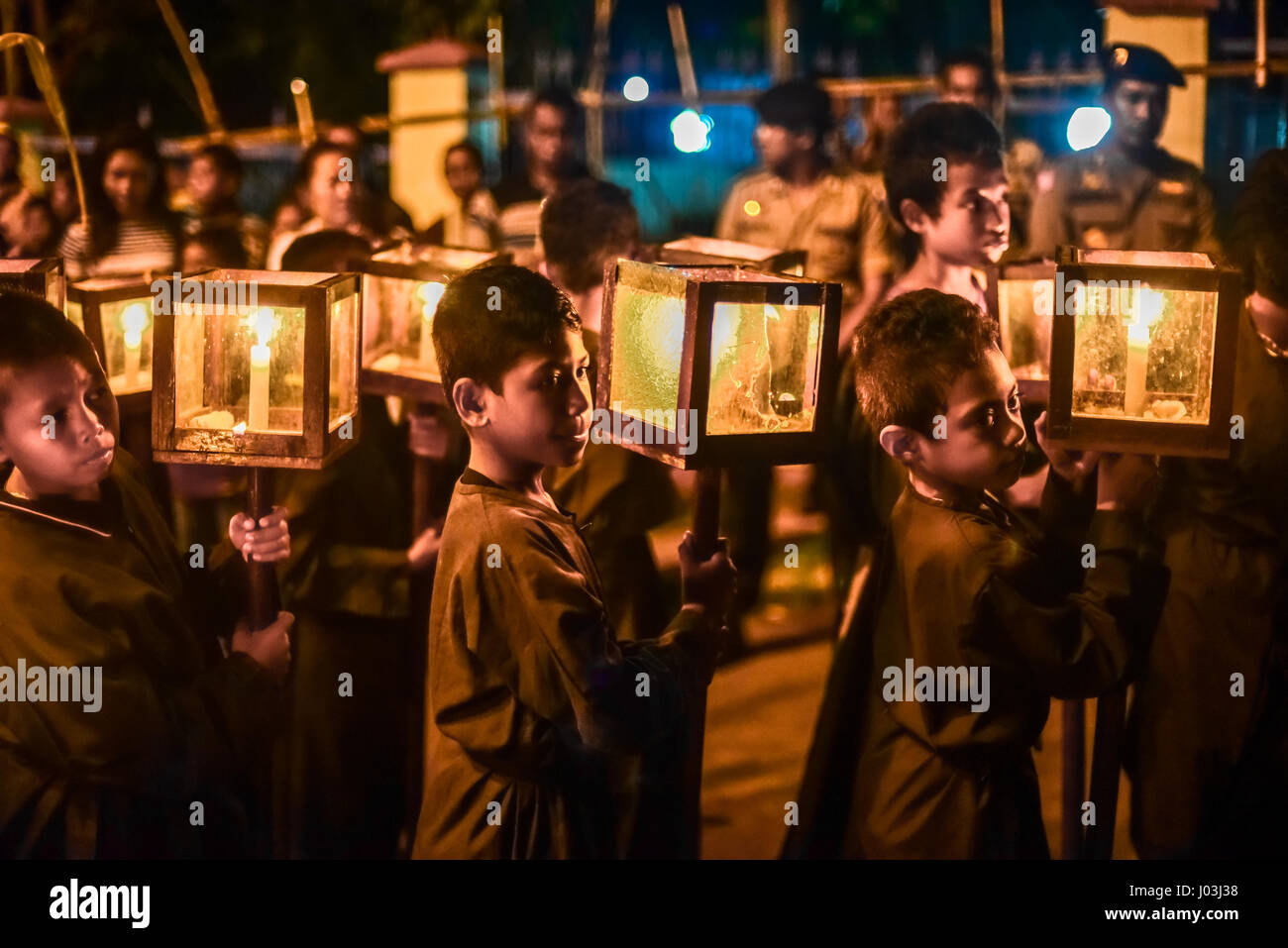 I bambini portano le luci di candela in scatole di vetro durante la settimana santa le processioni di Larantuka, Indonesia. Foto Stock