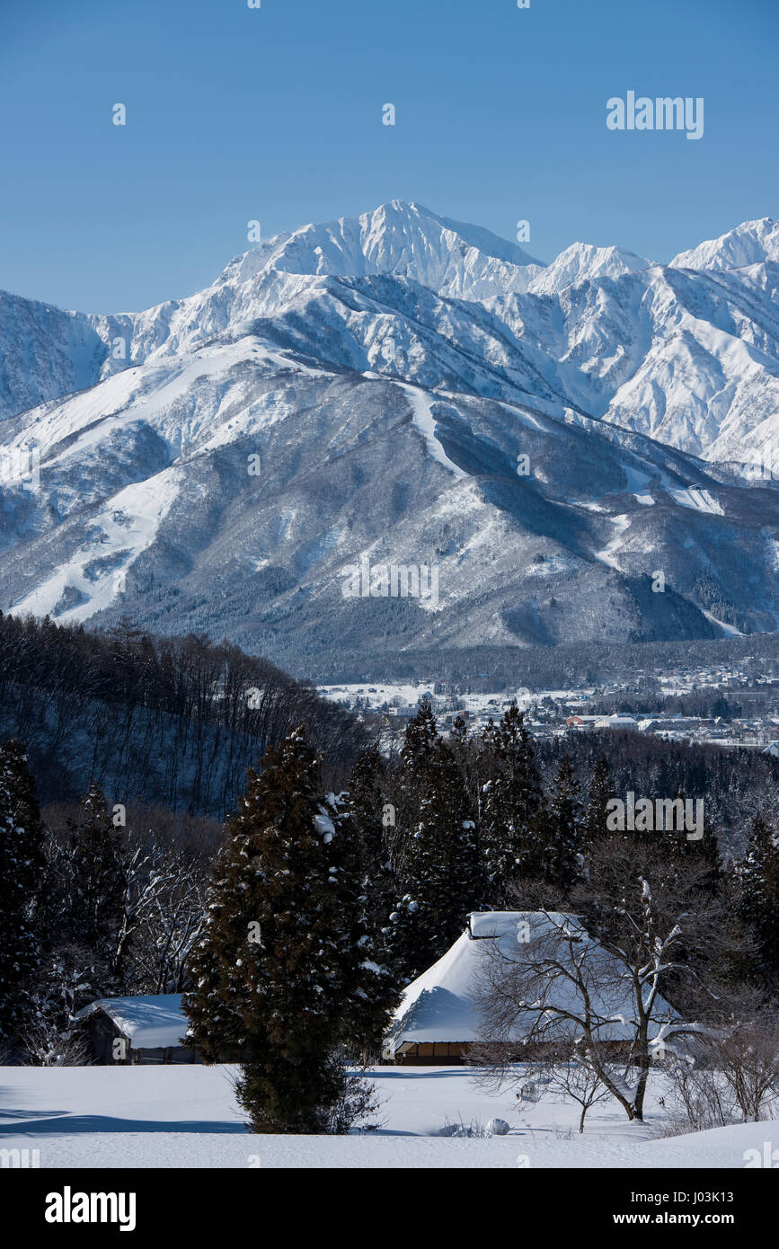 Scenario cittadino con la neve Foto Stock