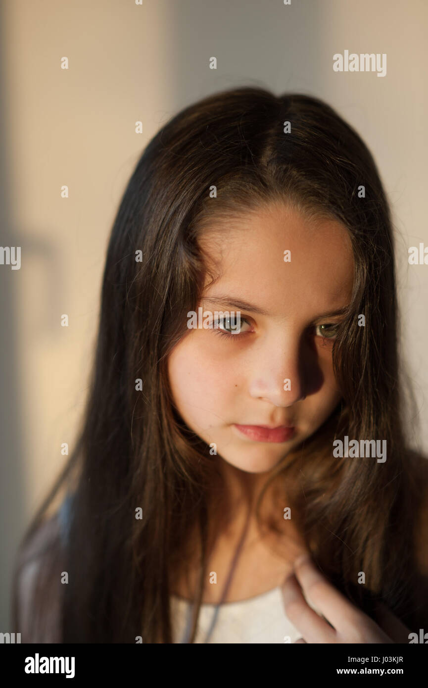 Giovane e bella ragazza di toccare i capelli con la mano Foto Stock