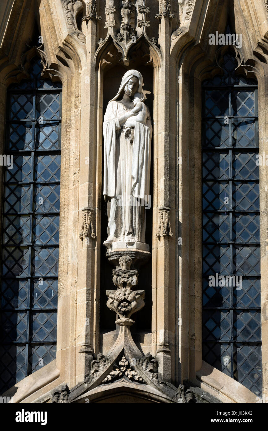 Maria e Gesù bambino statua di oltre porta sud della chiesa di S. Mary Redcliffe, Bristol, Regno Unito Foto Stock