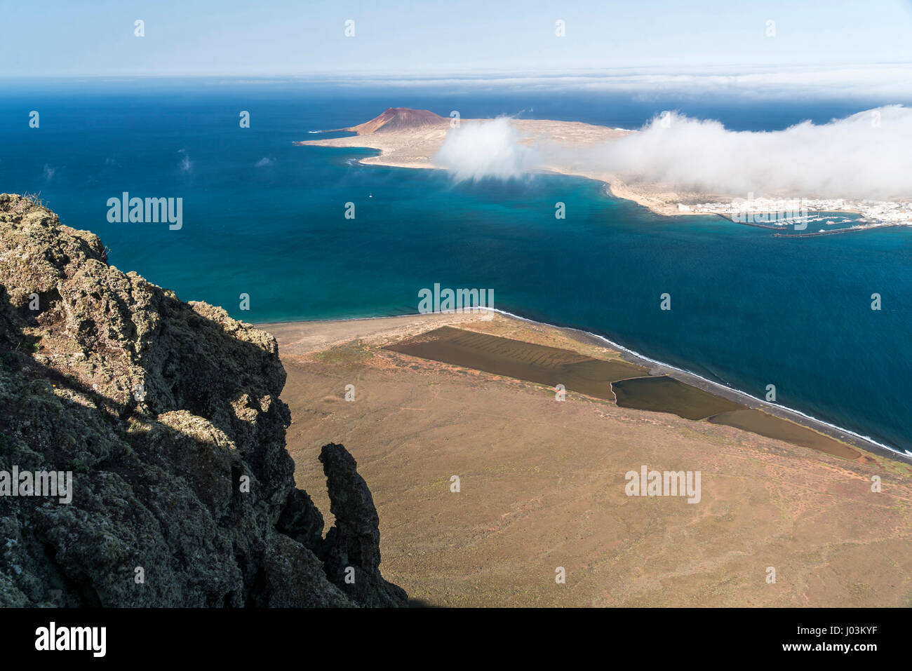 Blick vom Mirador Del Rio auf die Insel La Graciosa und Risco de Famara, Kanarische isole, Spanien | vista dal Mirador Del Rio per La Graciosa è Foto Stock