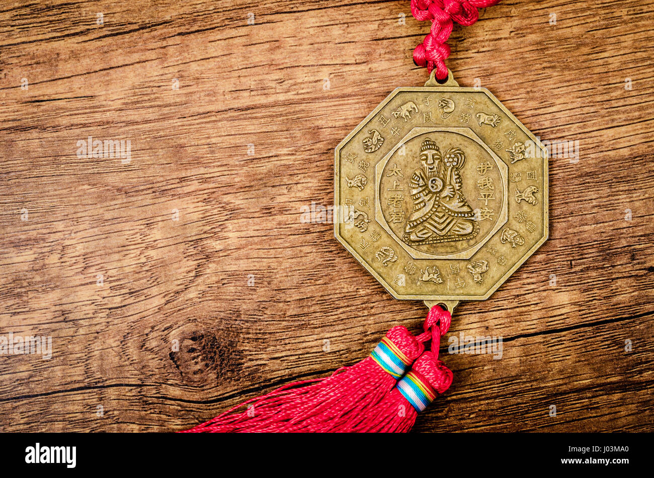 Dettaglio dei cinesi lucky monete su sfondo di legno. Foto Stock