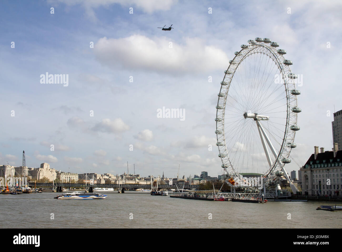 Il London Eye Millennium Wheel e traghetti Foto Stock