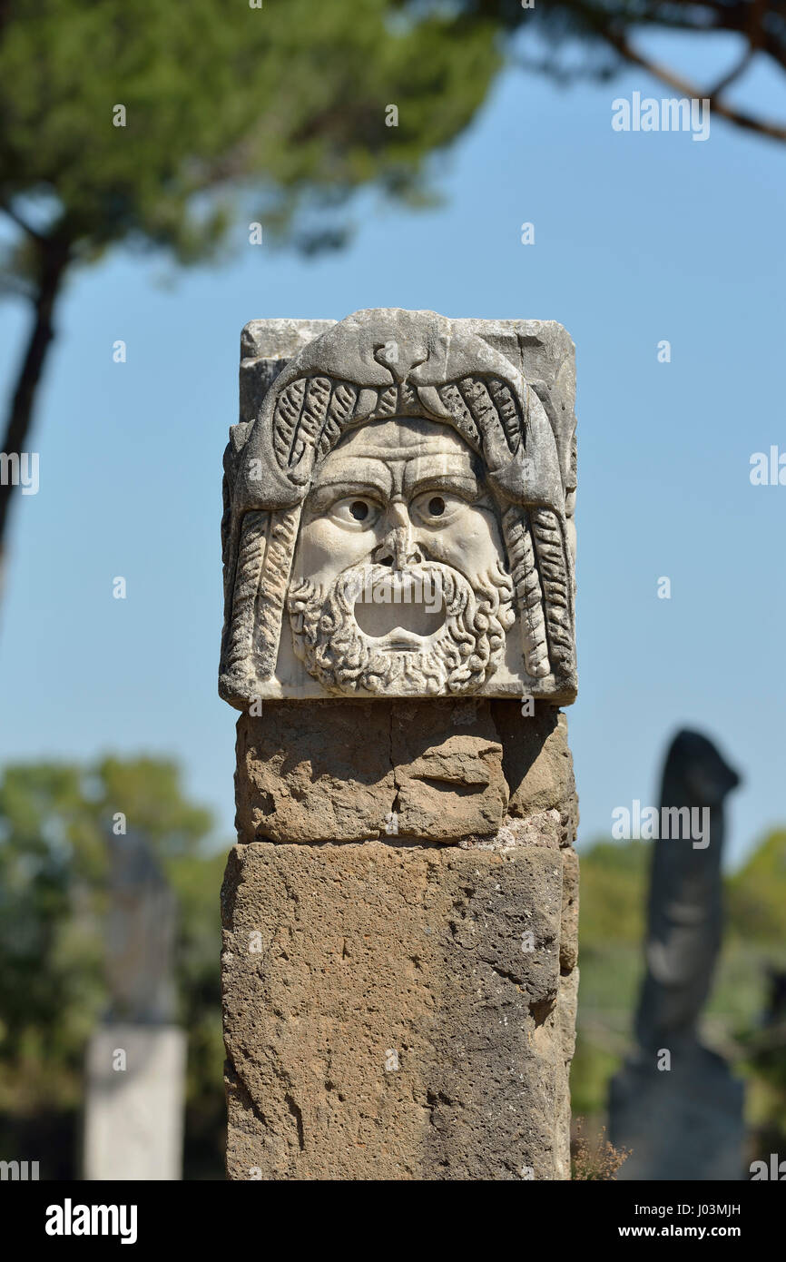 Roma. L'Italia. Ostia Antica. Marmo maschere teatrali nella parte posteriore del teatro. Foto Stock