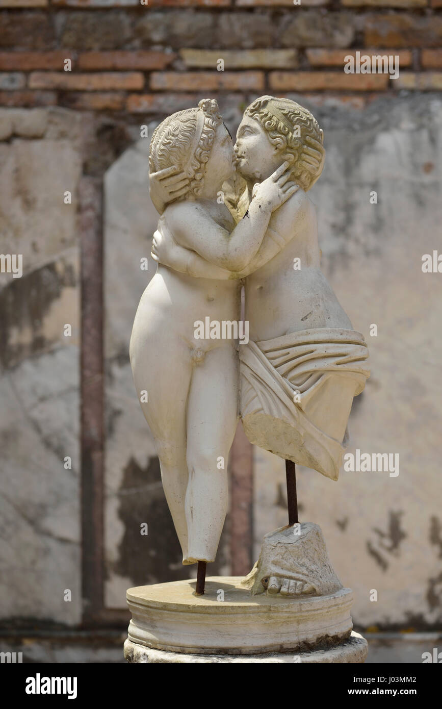 Roma. L'Italia. Ostia Antica. Statua di amanti abbracciando, casa di Amore e Psiche. La Domus di Amore e Psiche. Foto Stock