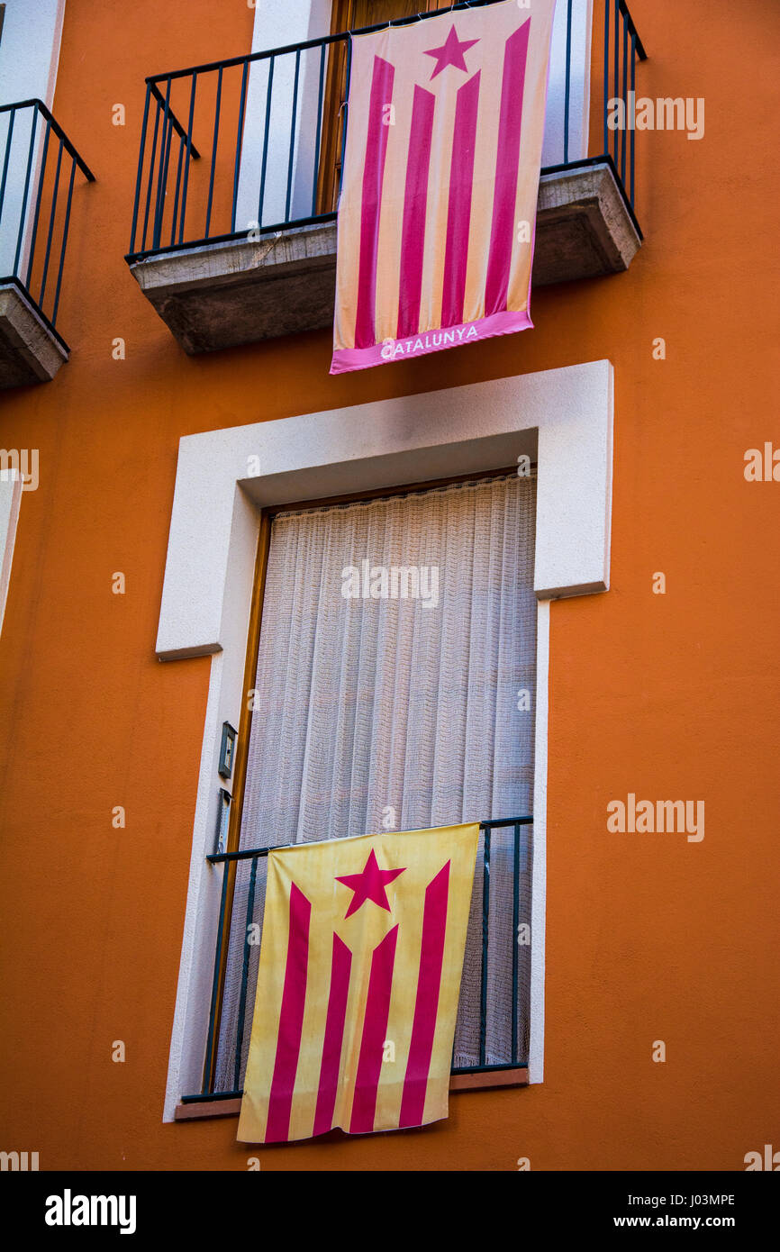 Il catalano independentist bandiere pendenti da balconi Foto Stock