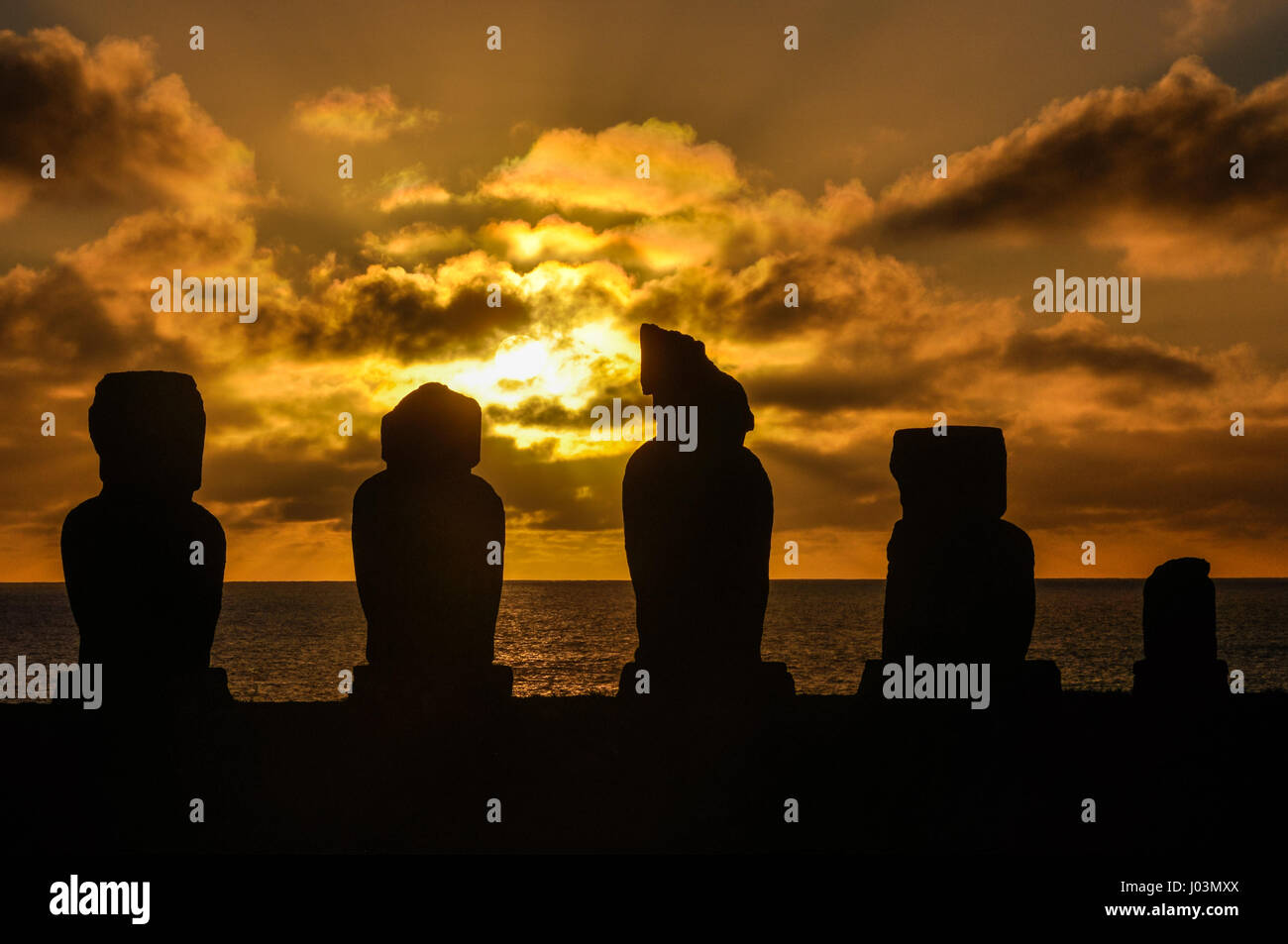 Moai statue al tramonto Ahu Tahai sito, sulla costa dell'isola di pasqua, Cile Foto Stock