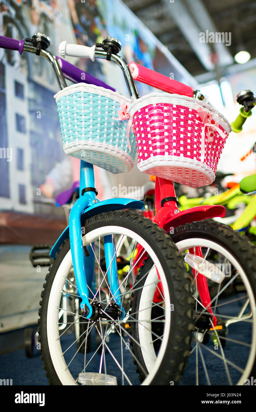 Due bambini della moto di blu e rosa per i ragazzi e le ragazze Foto Stock