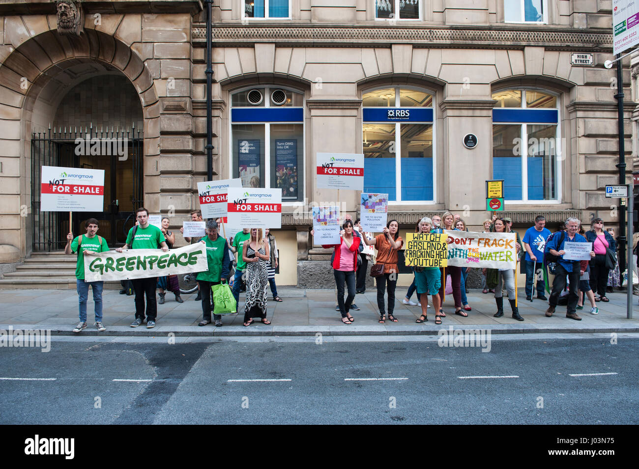 Anti-fracking attivisti stand al di fuori del Municipio di Liverpool mentre attivista locale mani una petizione contro fracking al Consiglio Foto Stock