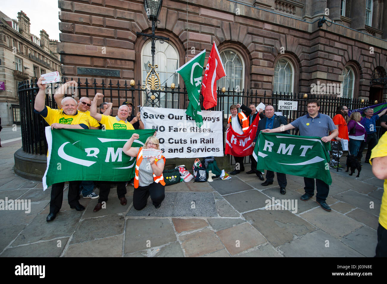 Membri della RMT Unione che militano a favore del sostegno da Liverpool Consiglio contro l'esecuzione del comando azionato treni sulla rotaia nord rete. Foto Stock