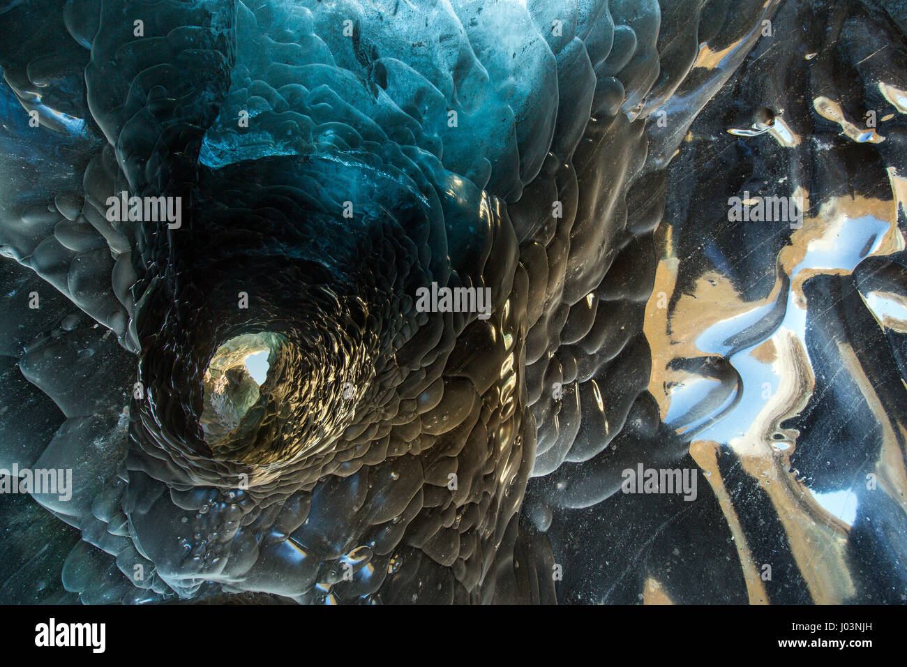 VATNAJÖKULL PARCO NAZIONALE, Islanda: UN SELFIE ghiaccio dal cuore di un ghiacciaio grotta potrebbe essere la più spettacolare potrai vedere questo inverno. Guardando come se una cascata è stato solido congelato, questa incredibile immagine è totalmente ultraterreno. Altre immagini di questa serie mostrano gli interni di ghiaccio-grotte dove ghiaccio fondente ha lasciato una scia di modelli intricati sulla sua discesa, mentre colpiti gli escursionisti pongono per selfies. Fotografo americano Ian Impianto (43), trascorso un totale di tre giorni e visitato tre diverse grotte di ghiaccio in Vatnajökull Parco Nazionale, Islanda per catturare questi incredibili im Foto Stock