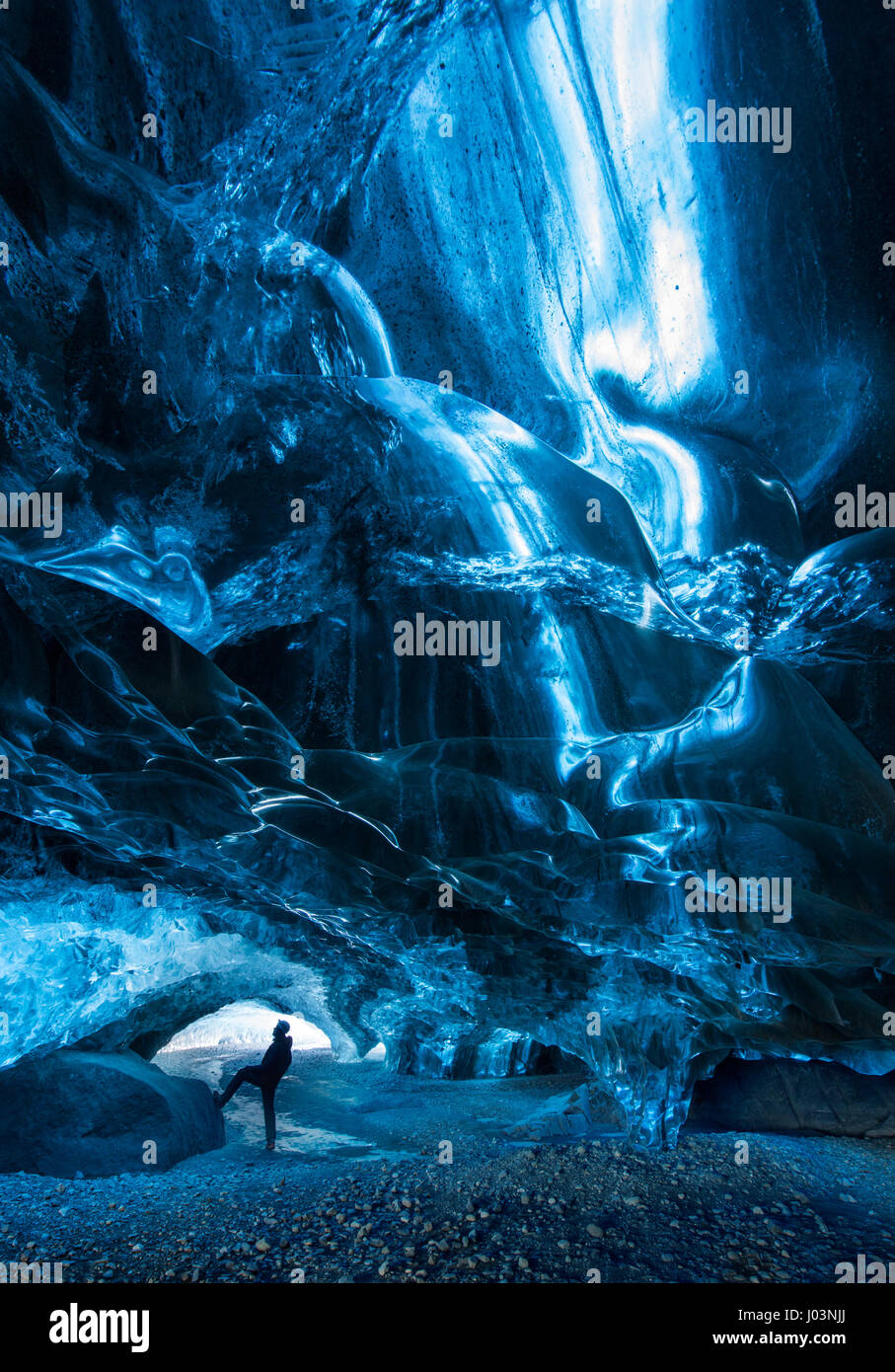 VATNAJÖKULL PARCO NAZIONALE, Islanda: UN SELFIE ghiaccio dal cuore di un ghiacciaio grotta potrebbe essere la più spettacolare potrai vedere questo inverno. Guardando come se una cascata è stato solido congelato, questa incredibile immagine è totalmente ultraterreno. Altre immagini di questa serie mostrano gli interni di ghiaccio-grotte dove ghiaccio fondente ha lasciato una scia di modelli intricati sulla sua discesa, mentre colpiti gli escursionisti pongono per selfies. Fotografo americano Ian Impianto (43), trascorso un totale di tre giorni e visitato tre diverse grotte di ghiaccio in Vatnajökull Parco Nazionale, Islanda per catturare questi incredibili im Foto Stock