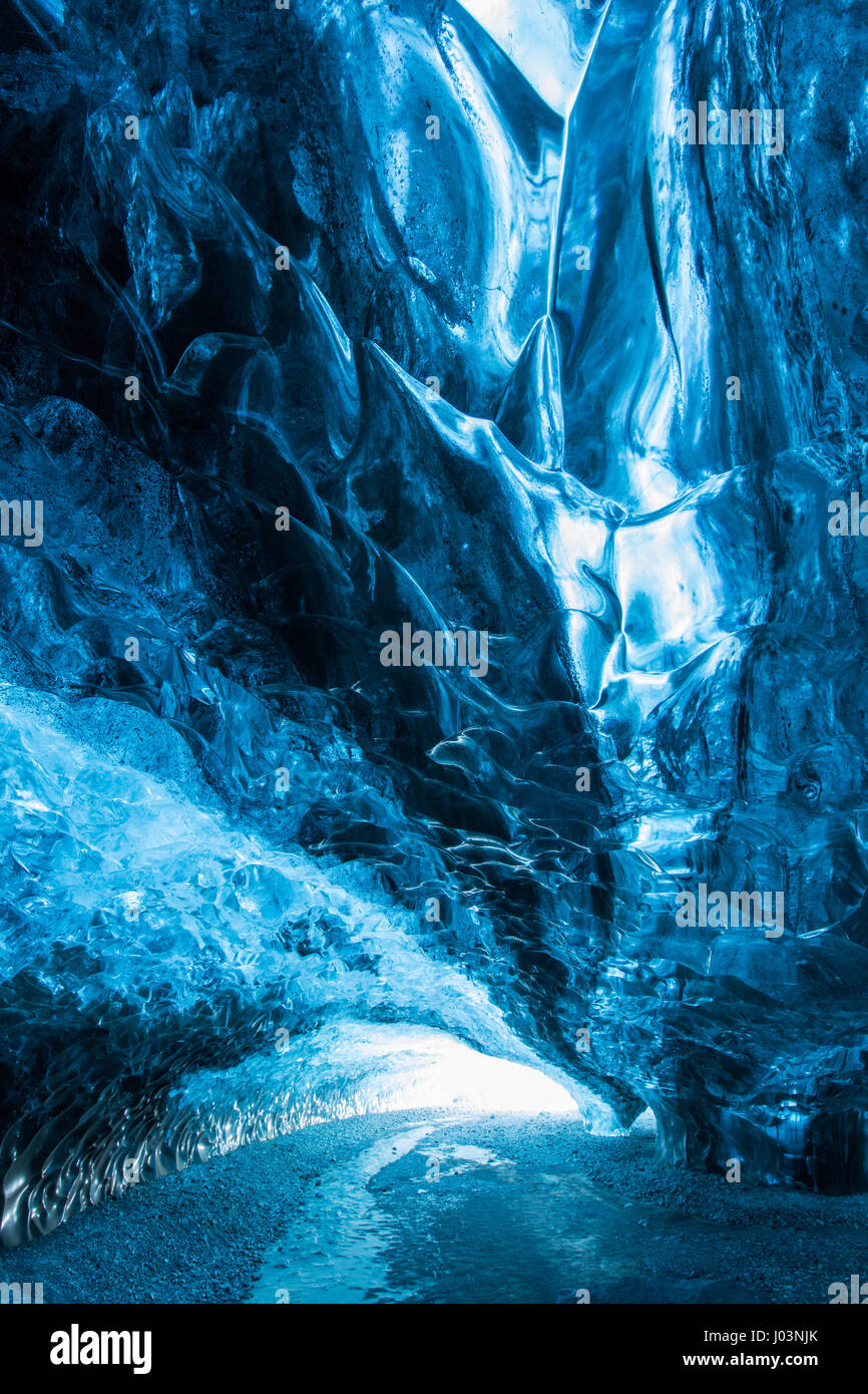 VATNAJÖKULL PARCO NAZIONALE, Islanda: UN SELFIE ghiaccio dal cuore di un ghiacciaio grotta potrebbe essere la più spettacolare potrai vedere questo inverno. Guardando come se una cascata è stato solido congelato, questa incredibile immagine è totalmente ultraterreno. Altre immagini di questa serie mostrano gli interni di ghiaccio-grotte dove ghiaccio fondente ha lasciato una scia di modelli intricati sulla sua discesa, mentre colpiti gli escursionisti pongono per selfies. Fotografo americano Ian Impianto (43), trascorso un totale di tre giorni e visitato tre diverse grotte di ghiaccio in Vatnajökull Parco Nazionale, Islanda per catturare questi incredibili im Foto Stock