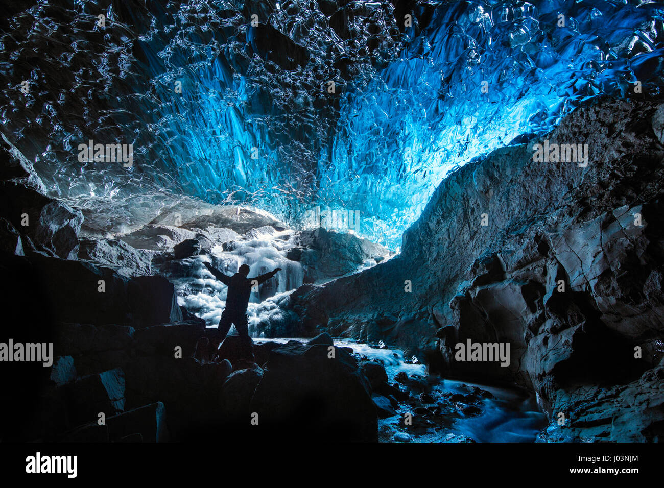 VATNAJÖKULL PARCO NAZIONALE, Islanda: UN SELFIE ghiaccio dal cuore di un ghiacciaio grotta potrebbe essere la più spettacolare potrai vedere questo inverno. Guardando come se una cascata è stato solido congelato, questa incredibile immagine è totalmente ultraterreno. Altre immagini di questa serie mostrano gli interni di ghiaccio-grotte dove ghiaccio fondente ha lasciato una scia di modelli intricati sulla sua discesa, mentre colpiti gli escursionisti pongono per selfies. Fotografo americano Ian Impianto (43), trascorso un totale di tre giorni e visitato tre diverse grotte di ghiaccio in Vatnajökull Parco Nazionale, Islanda per catturare questi incredibili im Foto Stock