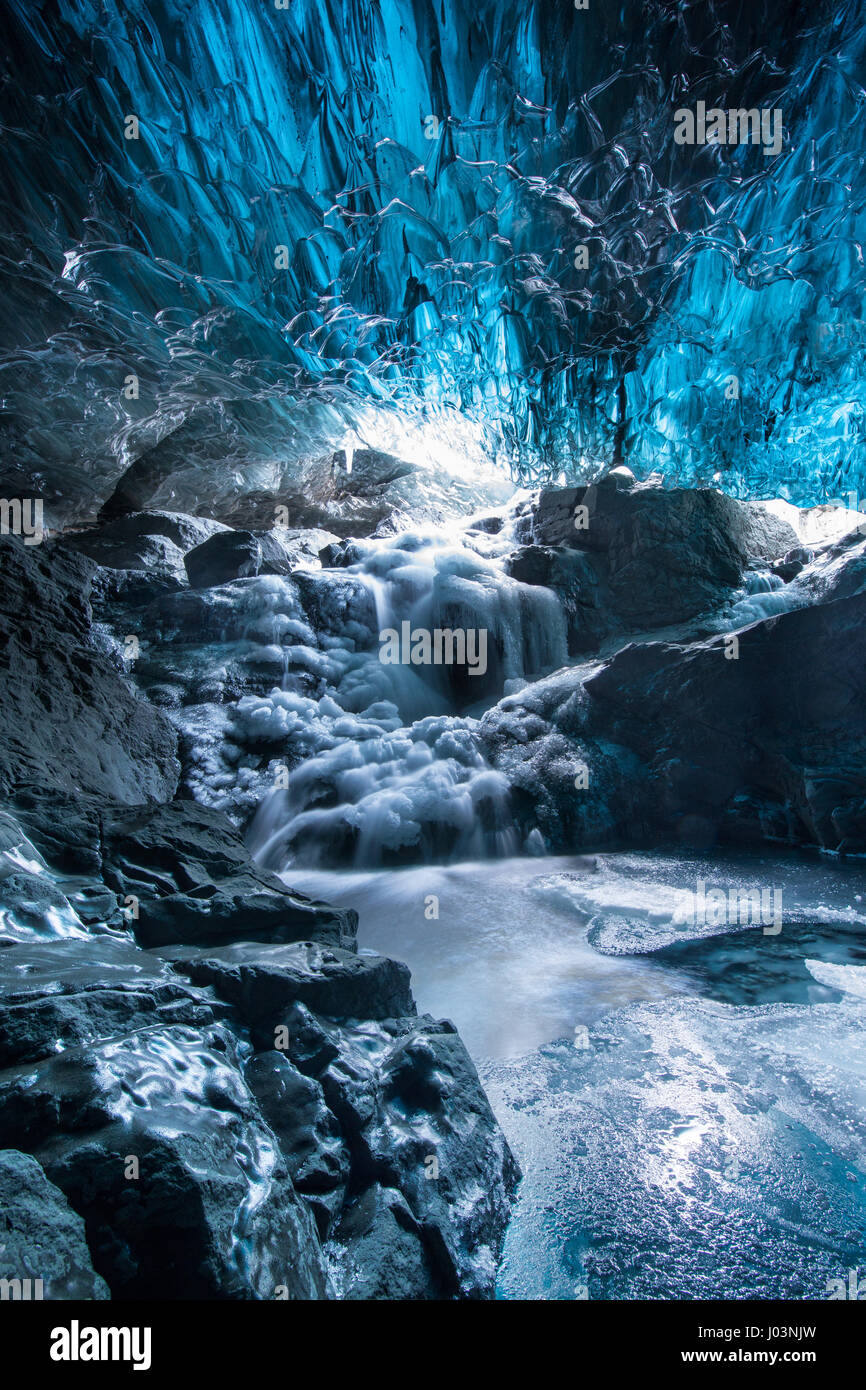 VATNAJÖKULL PARCO NAZIONALE, Islanda: UN SELFIE ghiaccio dal cuore di un ghiacciaio grotta potrebbe essere la più spettacolare potrai vedere questo inverno. Guardando come se una cascata è stato solido congelato, questa incredibile immagine è totalmente ultraterreno. Altre immagini di questa serie mostrano gli interni di ghiaccio-grotte dove ghiaccio fondente ha lasciato una scia di modelli intricati sulla sua discesa, mentre colpiti gli escursionisti pongono per selfies. Fotografo americano Ian Impianto (43), trascorso un totale di tre giorni e visitato tre diverse grotte di ghiaccio in Vatnajökull Parco Nazionale, Islanda per catturare questi incredibili im Foto Stock