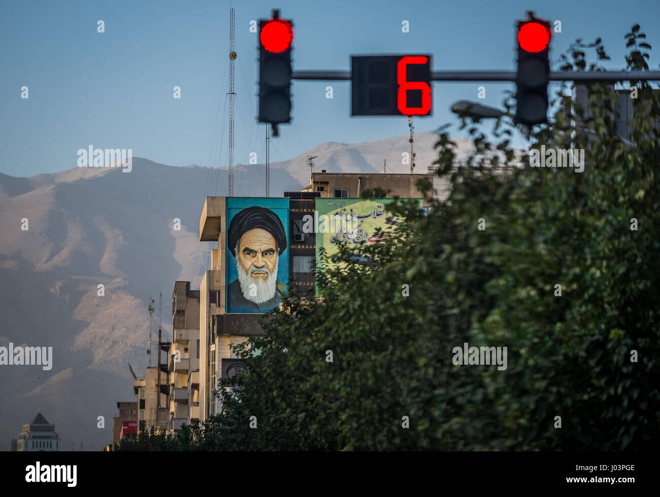 L ayatollah Khomeini murale su l'edificio nella città di Teheran, capitale dell'Iran e Teheran Provincia Foto Stock
