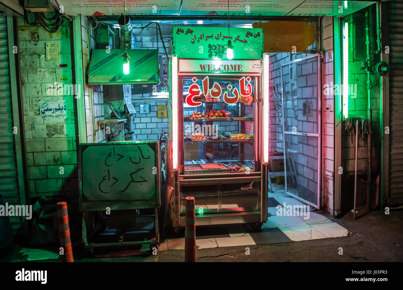 Piccolo bar con cibi cotti alla griglia a Teheran, la capitale di Iran e Teheran Provincia Foto Stock