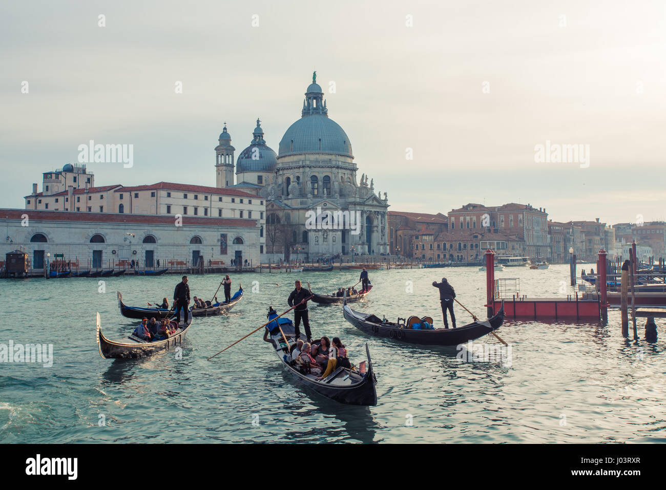 Gondole in Canal Grande con la Basilica di Santa Maria della Salute in background in Venezia, Italia Foto Stock