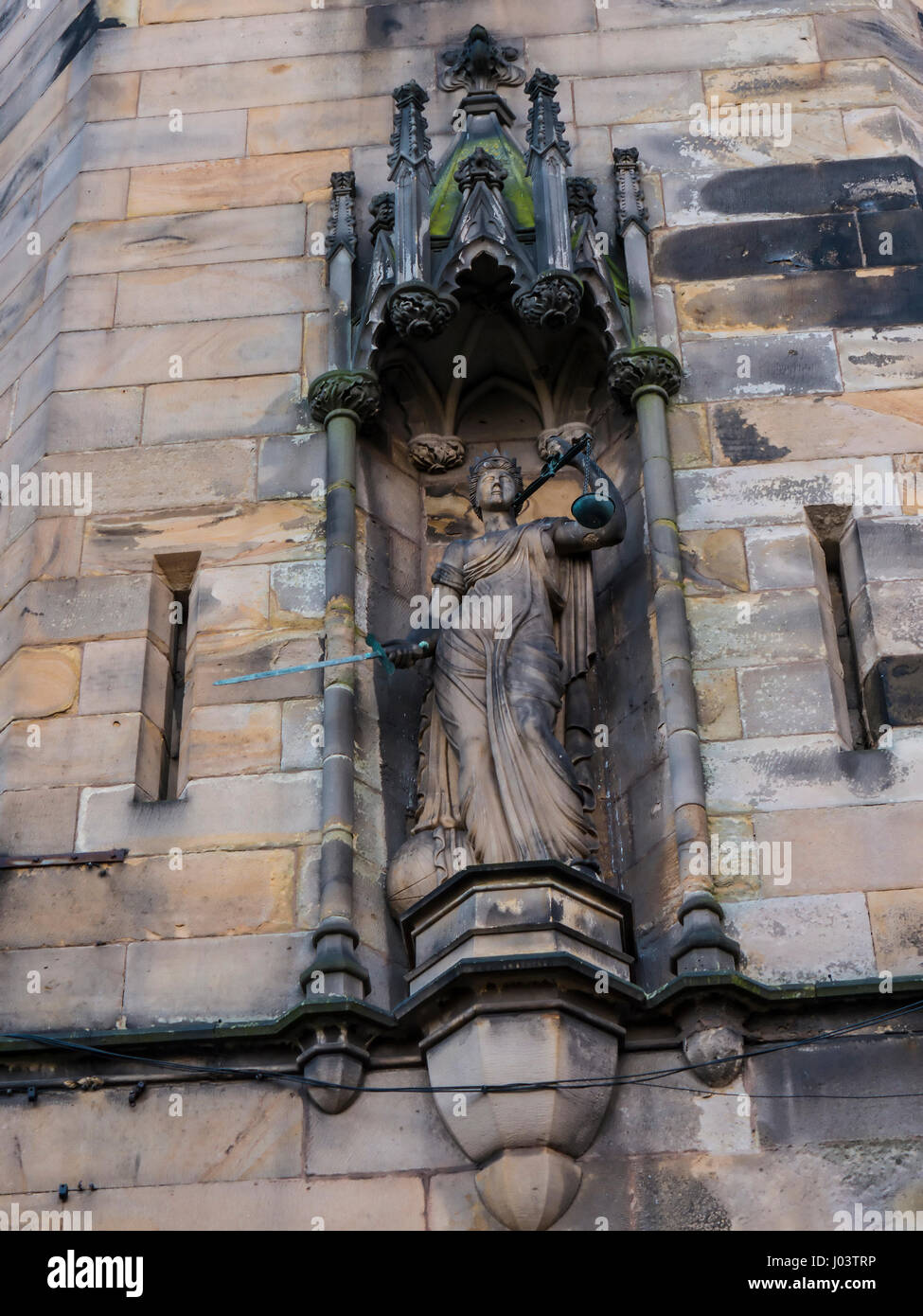 La Lancaster Priory chiesa di St Mary si accoccola sotto le mura del castello di Lancaster nel capoluogo di provincia e città di Lancaster in Lancashire Inghilterra Foto Stock