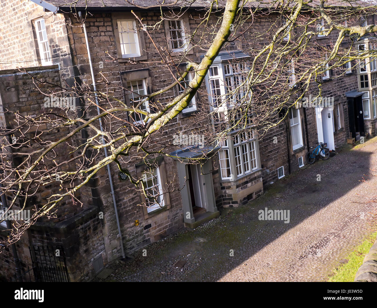 La Lancaster Priory chiesa di St Mary si accoccola sotto le mura del castello di Lancaster nel capoluogo di provincia e città di Lancaster in Lancashire Inghilterra Foto Stock