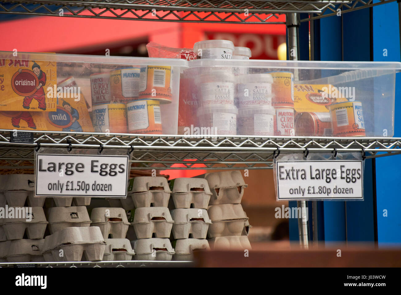 Uova di locali e importati salse su uno stallo alimentare Liverpool Regno Unito Foto Stock
