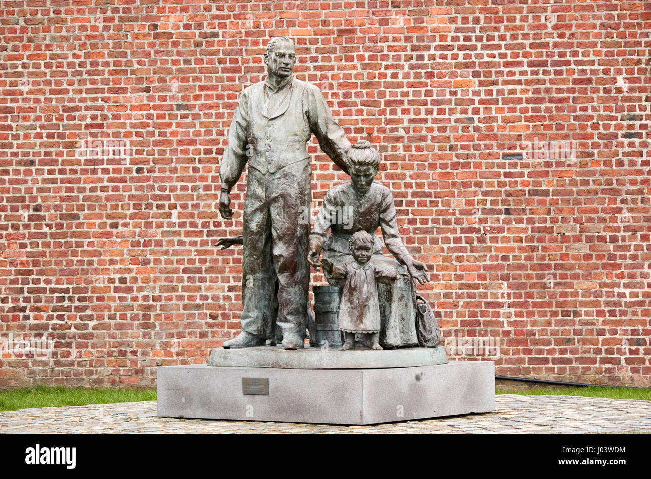La traversata scultura legacy che rappresenta una giovane famiglia migrazione da Liverpool per il nuovo mondo Foto Stock