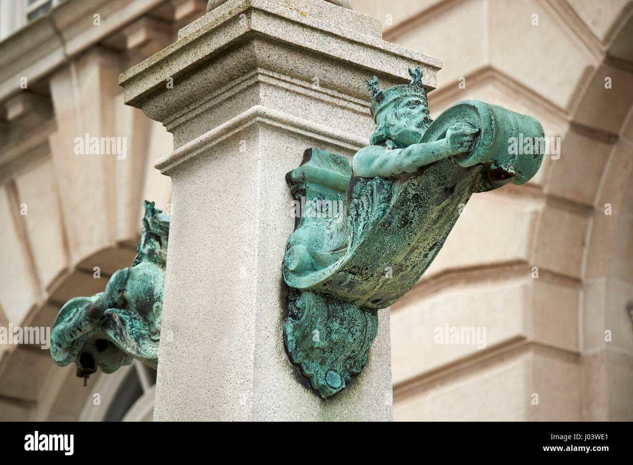 Il dio del mare Nettuno sculture in bronzo sull'illuminazione del porto di Liverpool edificio UK Foto Stock