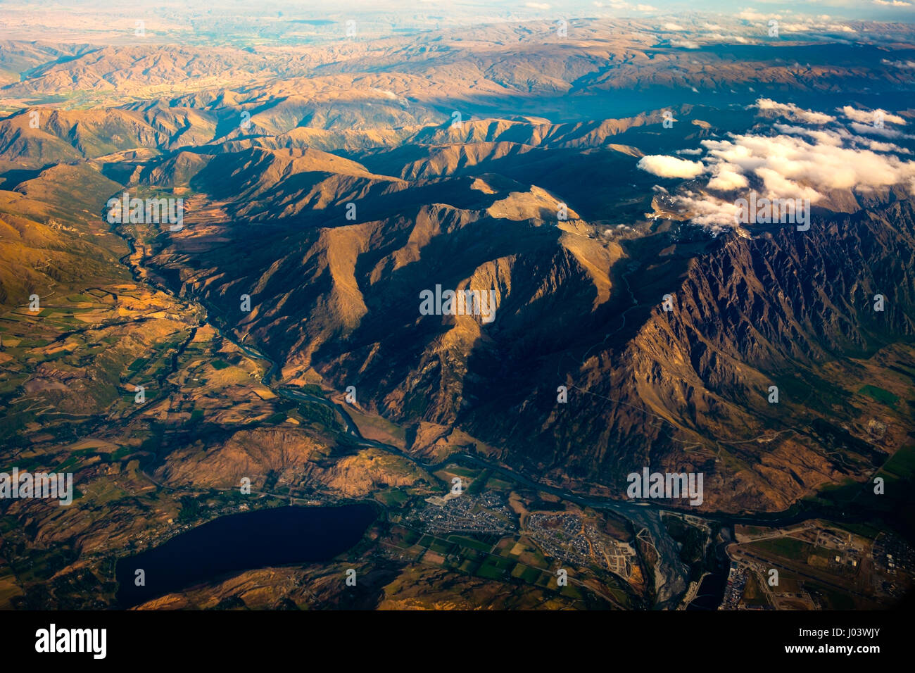 Antenna vista orizzontale della gamma della montagna, del fiume e del lago, isola del Sud della Nuova Zelanda Foto Stock