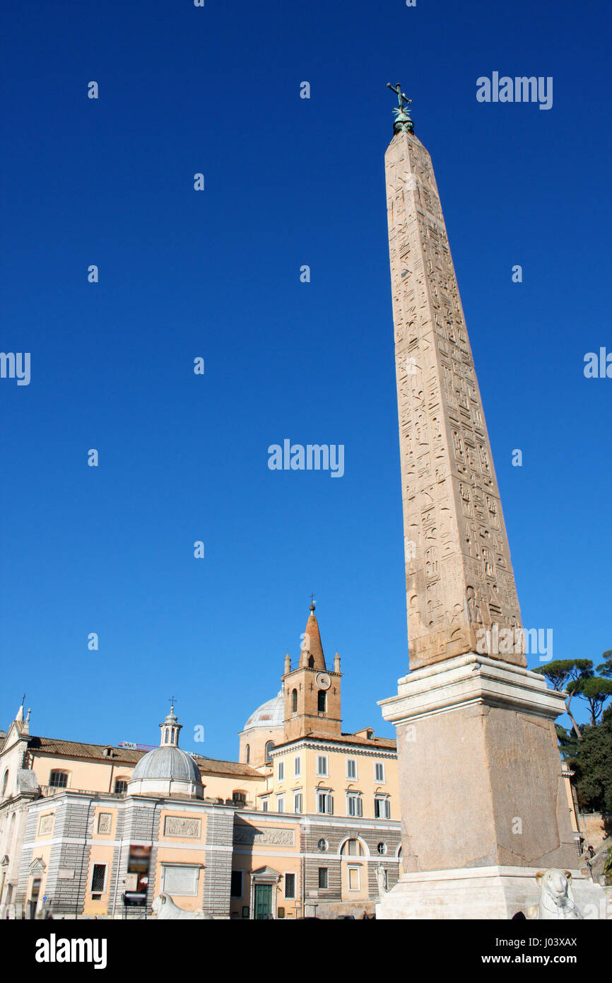 Obelisco Egiziano con stella e croce in Piazza del Popolo a Roma Italia Foto Stock