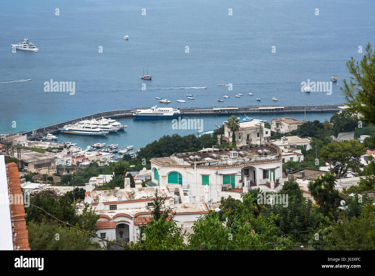 Vista di ville e porta sull' isola di Capri, Italia Foto Stock