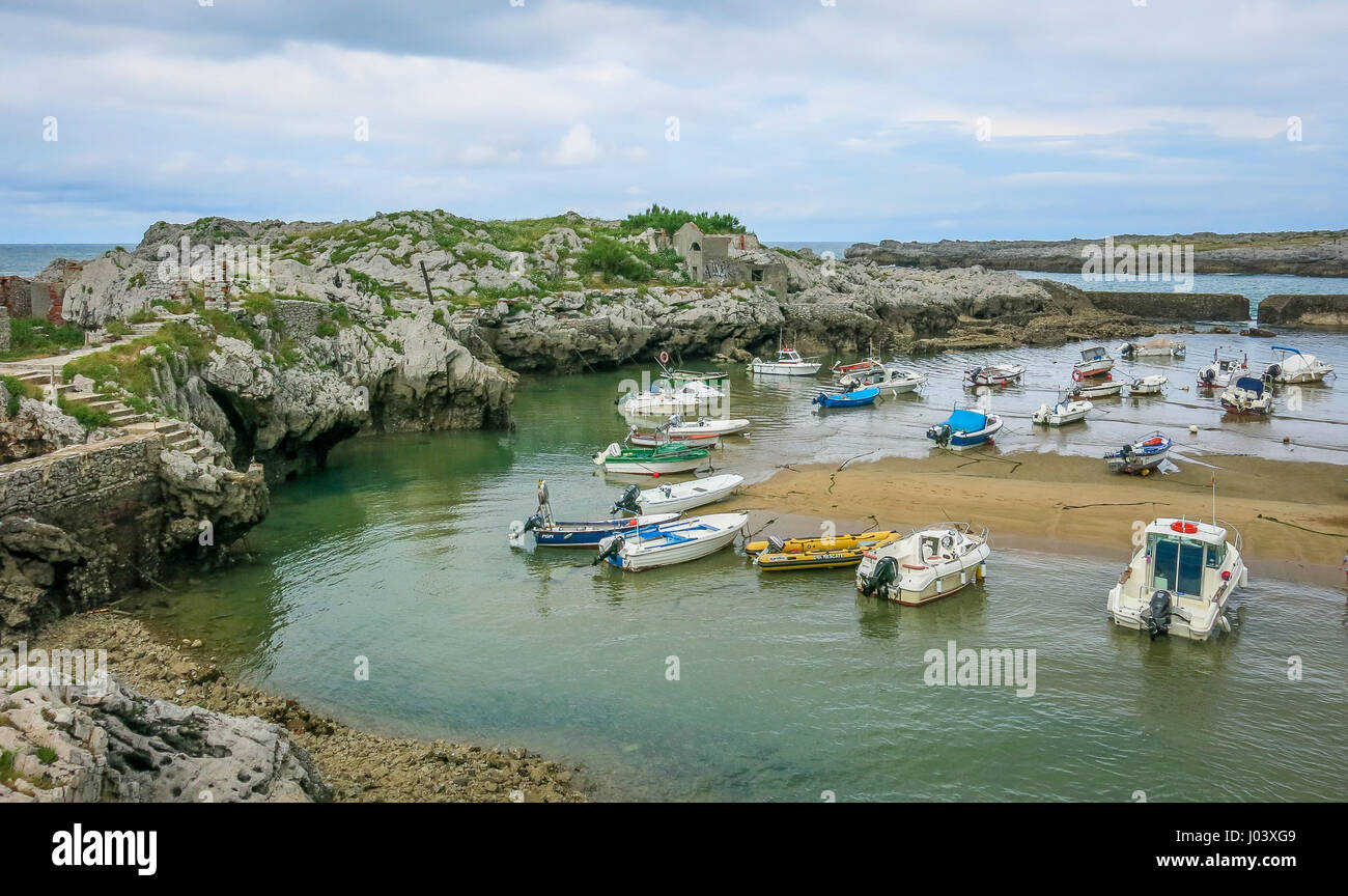 Barche ormeggiate nel porto di Islares Cantabria, Spagna settentrionale Foto Stock