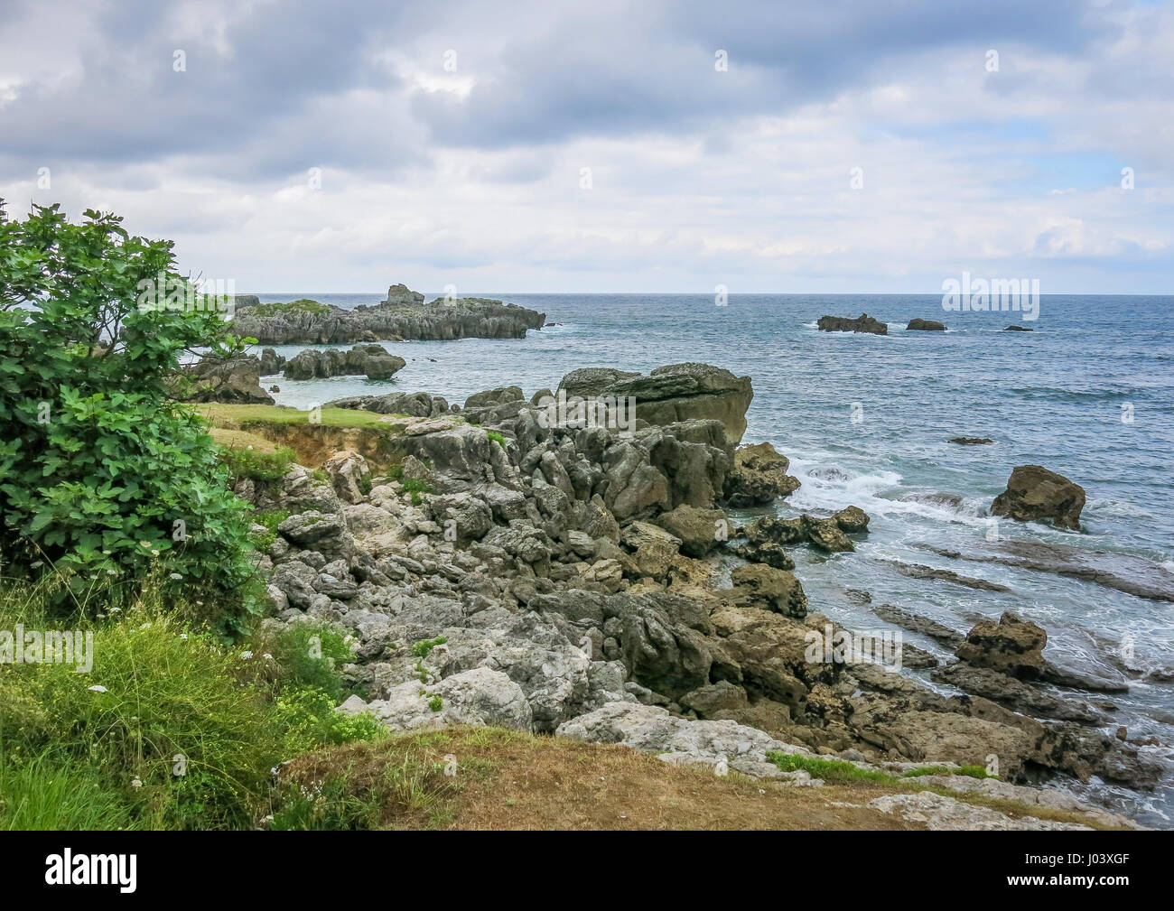 Coste rocciose a Noja Cantabria, Spagna settentrionale Foto Stock