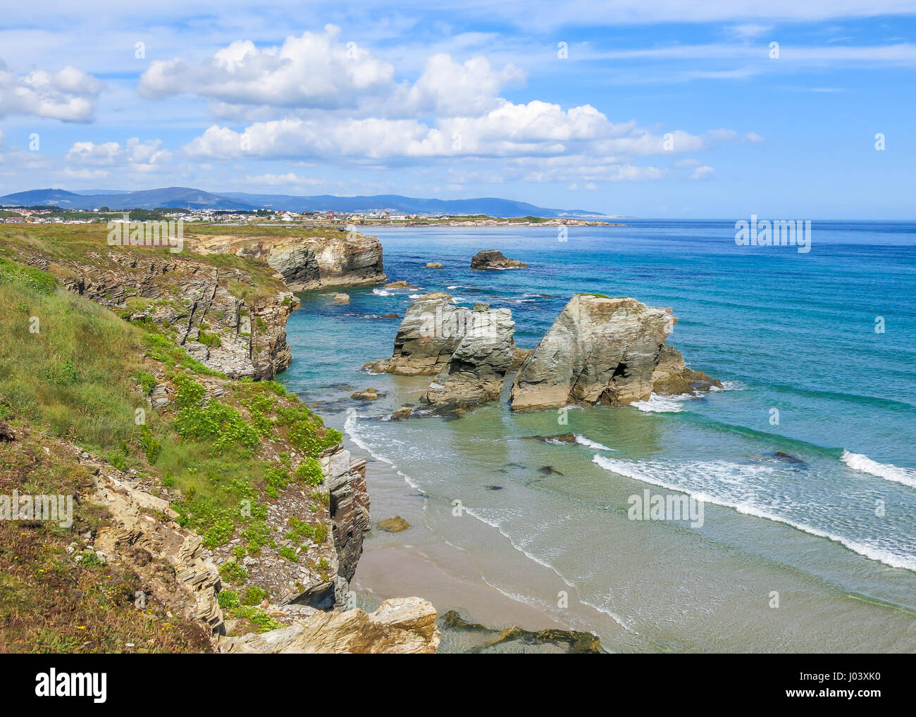 Scenic vista delle scogliere di Praia das Catedrais, famosa spiaggia in Galizia, Spagna settentrionale Foto Stock