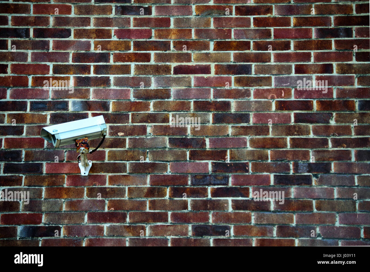 La sorveglianza TVCC telecamera montata contro un muro di mattoni, REGNO UNITO Foto Stock