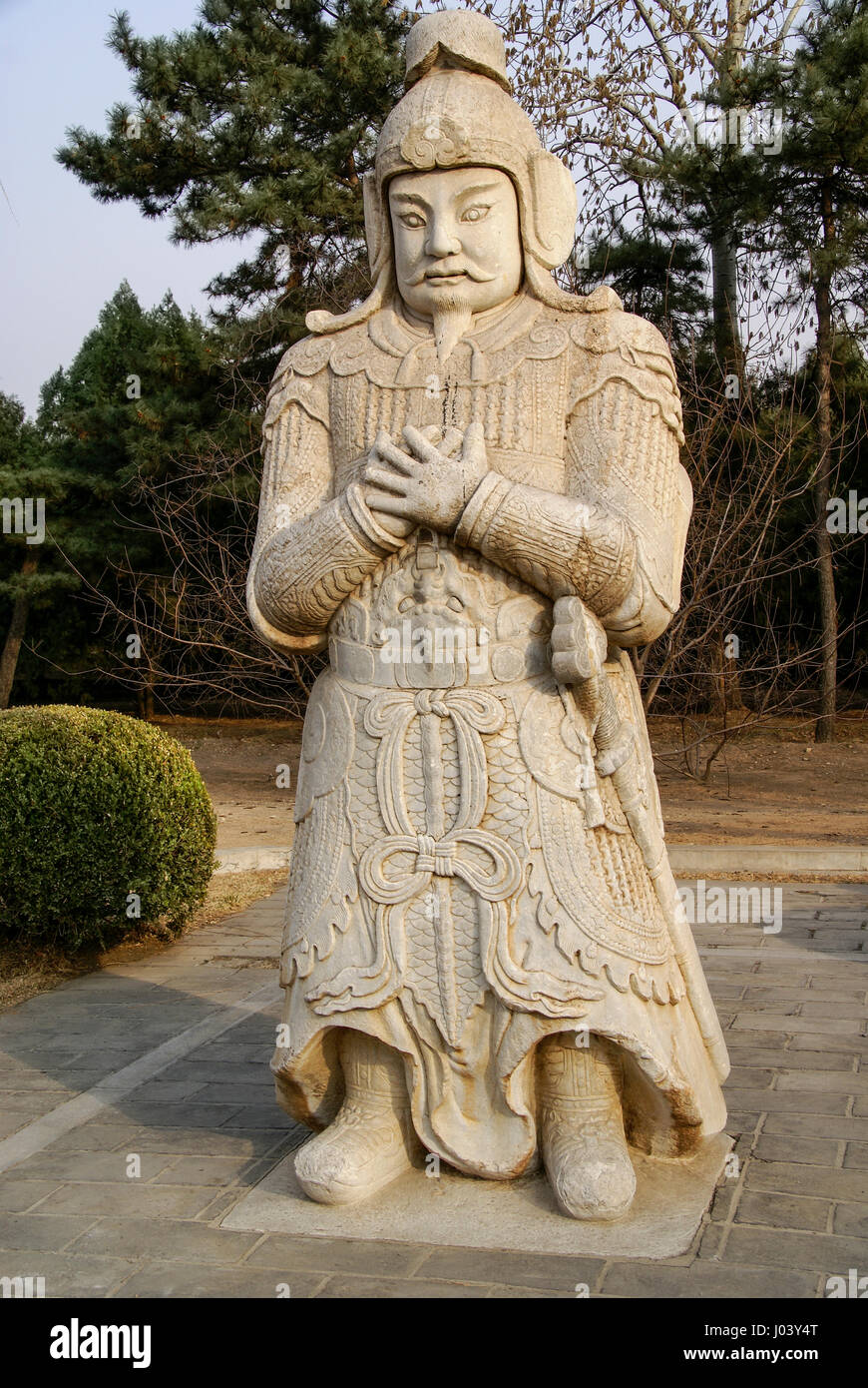 Statua del generale sul lato della Via Sacra vicino le Tombe dei Ming. Pechino, Cina Foto Stock