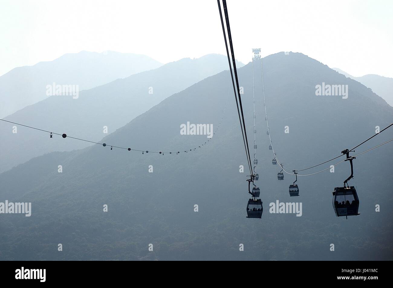 Una splendida vista delle montagne a bordo di Ngong Ping 360, l'Isola di Lantau. Foto Stock