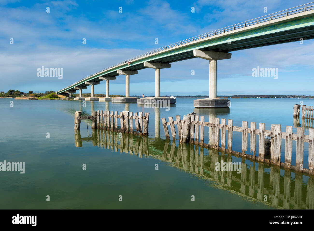 Recinzione riflessa tralicci e il ponte tra Goolwa e Hindmarsh Island, in Sud Australia. Parte della penisola di Fleurieu. Foto Stock