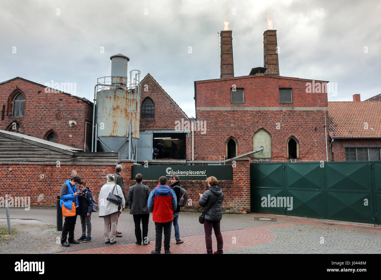 Campana di colata di quattro campane della chiesa nel tradizionale fonderia di campane 'Petit & Edelbrock' in Gescher, Germania. Nel forno di una lega di rame e stagno è fusa a 1000 gradi centigradi. Questo metallo liquido fluisce poi in metropolitana campana forme. Foto Stock