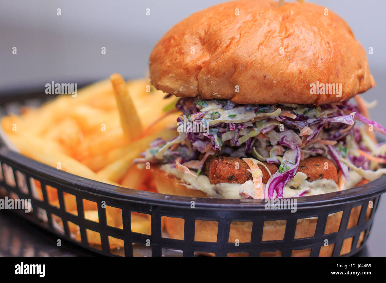Haloumi fritte Burger con slaw, yogurt, trucioli e baba ganoush Foto Stock