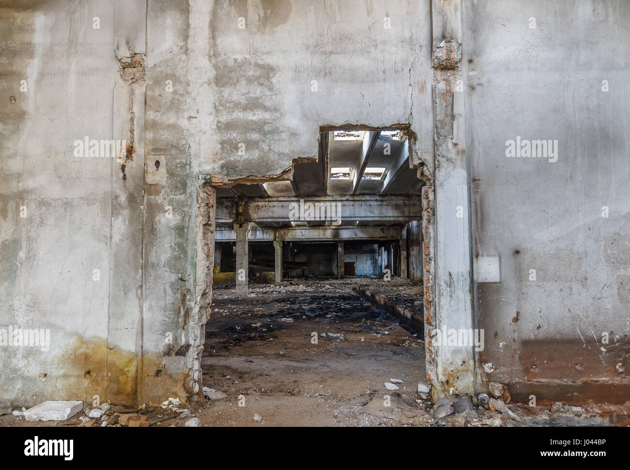 Interno della vecchia fabbrica edifici distrutti. Rovine di azienda industriale abbandonato. Spazio vuoto. Foto Stock