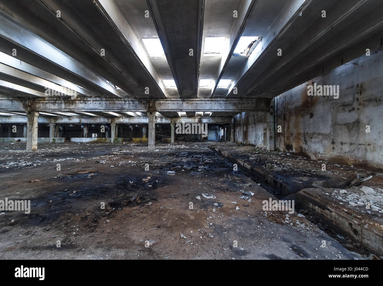Interno della vecchia fabbrica edifici distrutti. Rovine di azienda industriale abbandonato. Spazio vuoto. Foto Stock