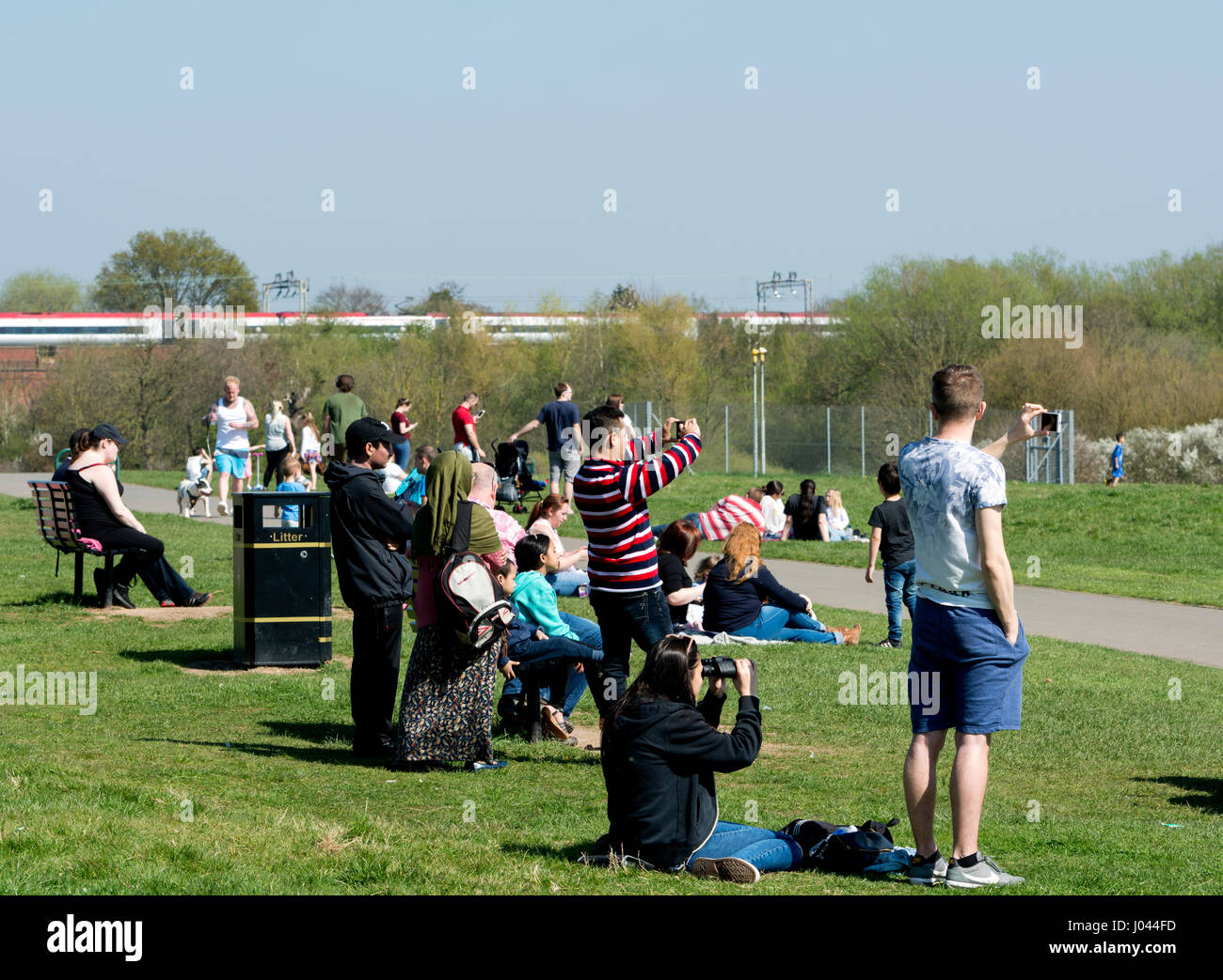 Guardare la gente aereo all'Aeroporto di Birmingham da Sheldon Country Park, West Midlands, Regno Unito Foto Stock