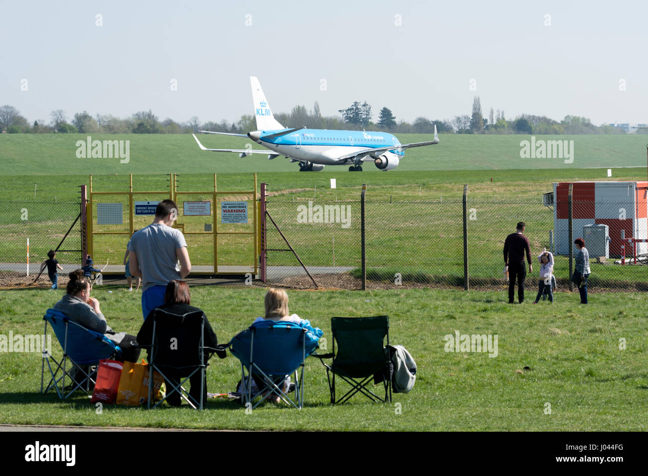 Guardare la gente aereo all'Aeroporto di Birmingham da Sheldon Country Park, West Midlands, Regno Unito Foto Stock