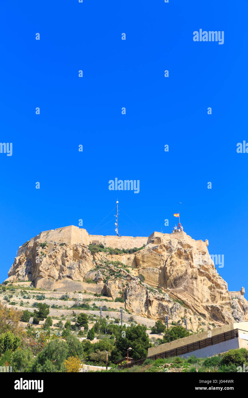 Il monte Benacantil con Santa Bárbara Castello (Castillo de Santa Bárbara) in cima Alicante, Spagna Foto Stock