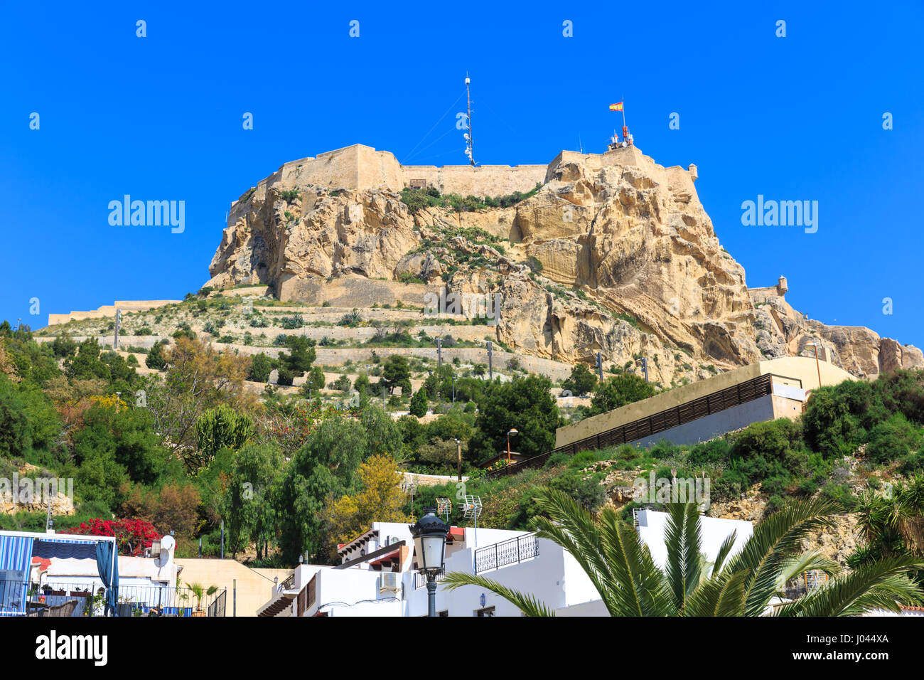 Il monte Benacantil con Santa Bárbara Castello (Castillo de Santa Bárbara) in cima Alicante, Spagna Foto Stock