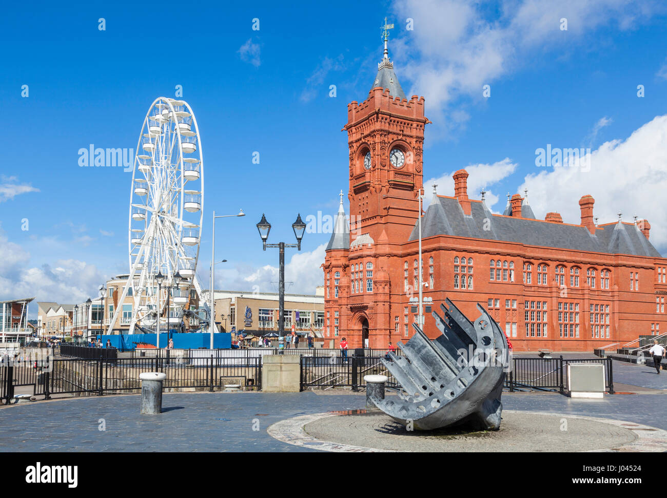 La baia di Cardiff grande giostra ruota waterfront Edificio Pierhead la Baia di Cardiff Cardiff South Glamorgan South Wales GB UK EU Europe Foto Stock