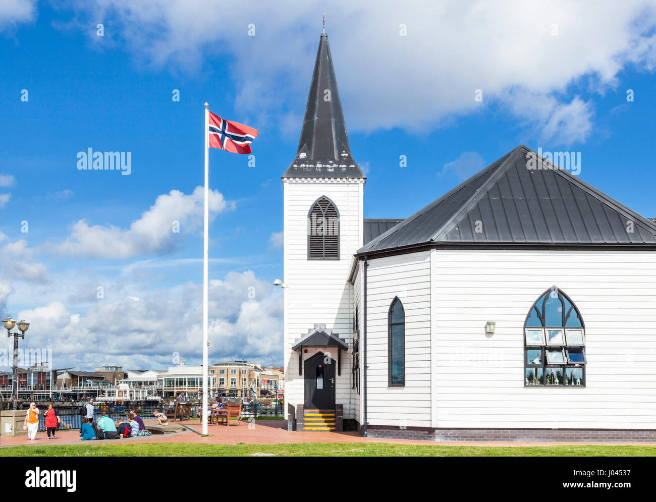 La baia di Cardiff Caerdydd Bae chiesa norvegese Arts Center e il flag nel millennio Waterfront Park per la Baia di Cardiff Cardiff South Glamorgan South wales GB UK Foto Stock